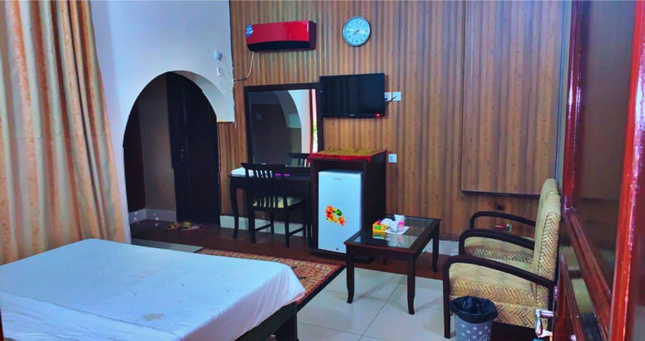 Crown Castle Peshawar Hotel Buitenkant foto