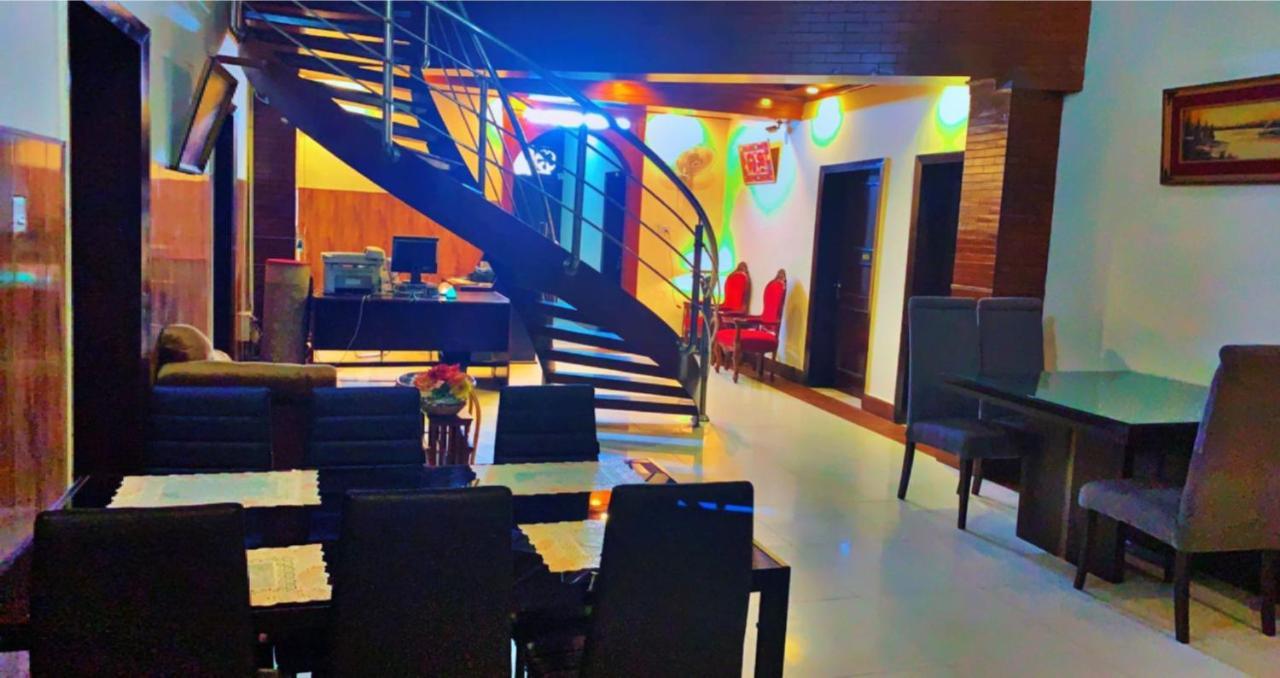 Crown Castle Peshawar Hotel Buitenkant foto